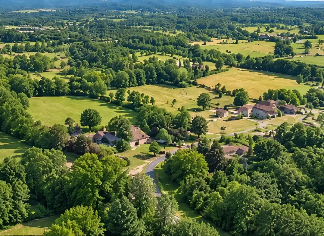 Illustration d’un paysage de campagne, entre champs, habitations et espaces boisés
